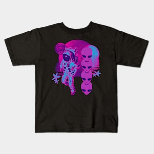 aliens vs astronauts Kids T-Shirt